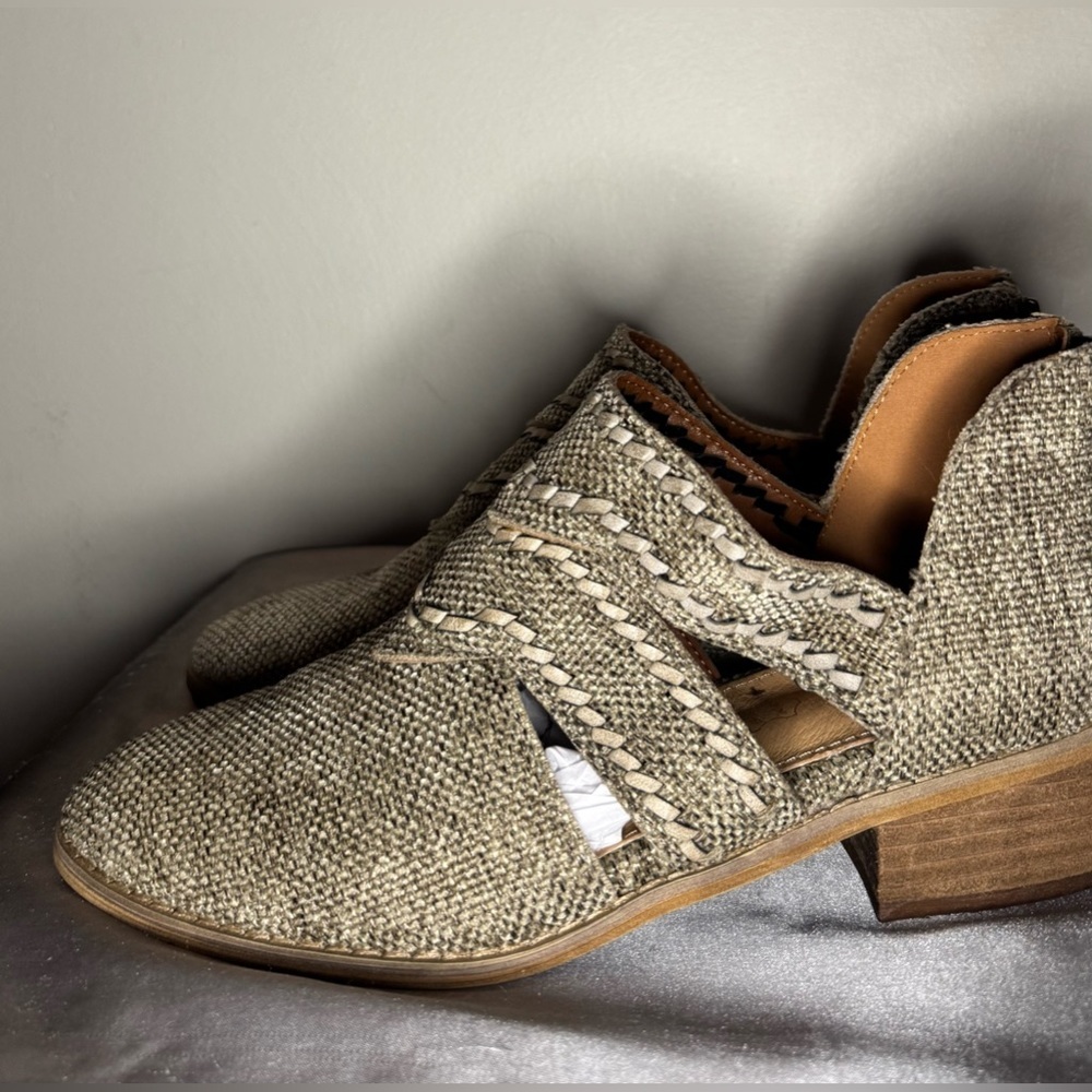 Miim Burlap Textured Booties Size 7.5
